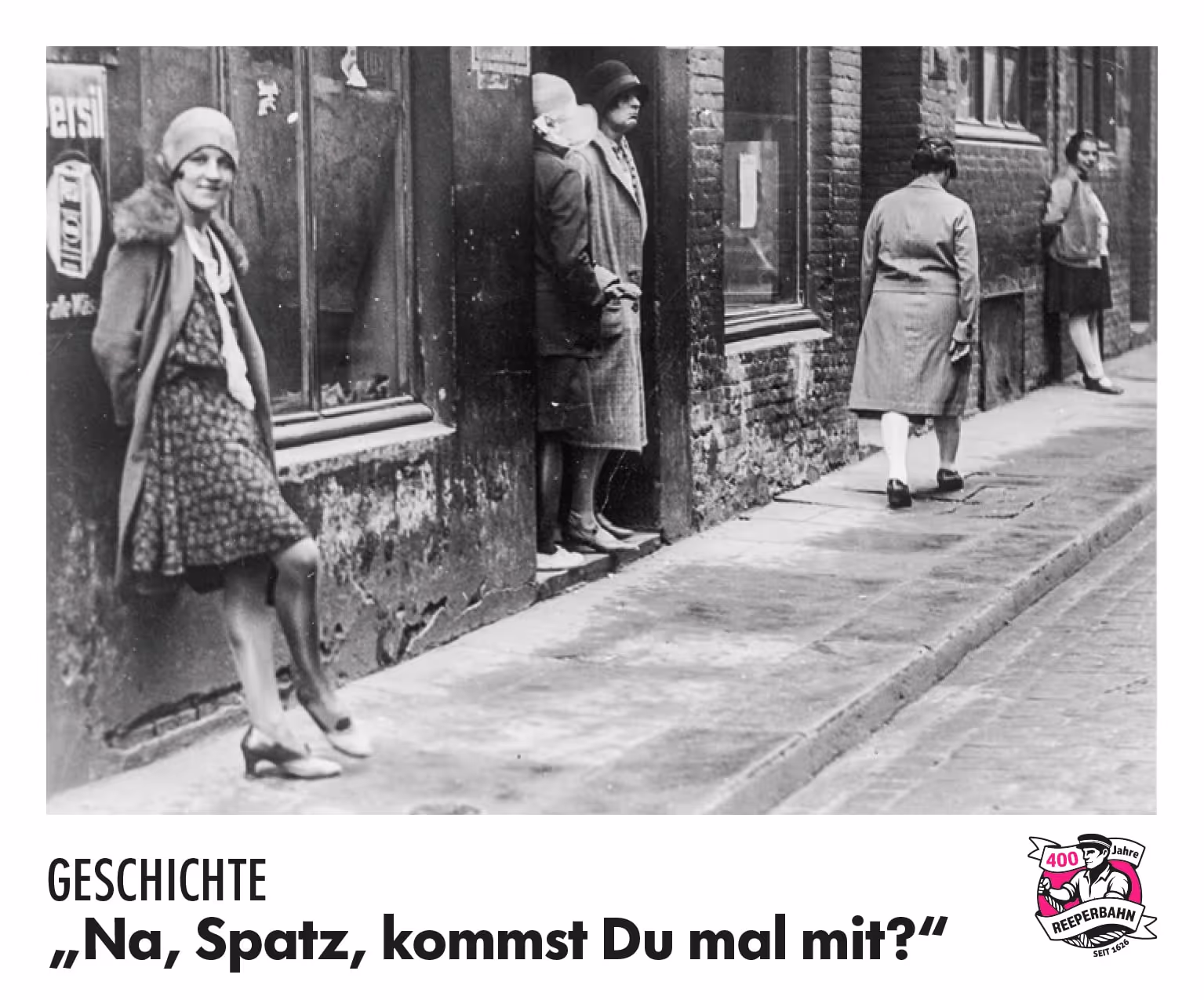 Historisches Schwarzweißfoto von Frauen auf einer Straße in St. Pauli, vermutlich Prostituierte, an Hauswänden wartend.
