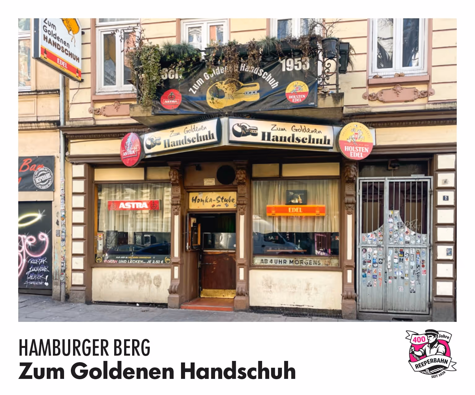 Fassade der Kneipe „Zum Goldenen Handschuh“ am Hamburger Berg mit Schildern und typischer St.-Pauli-Architektur.